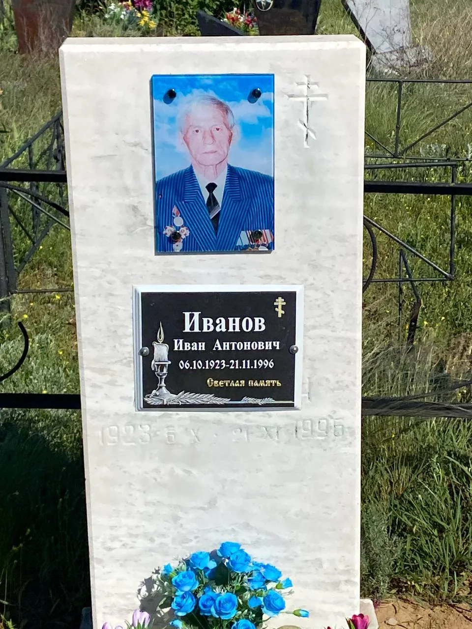 Белый мраморный памятник