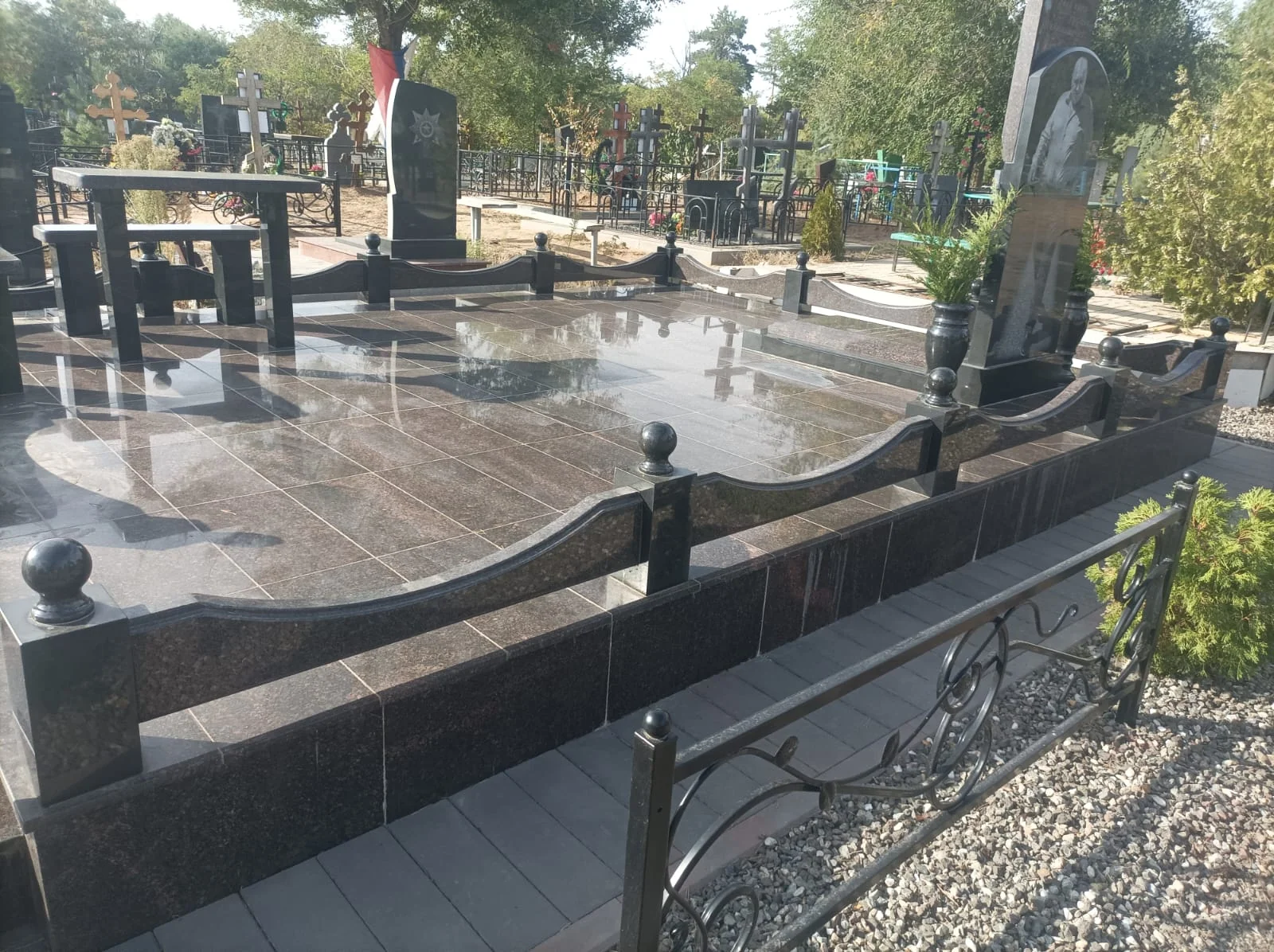 Гранитная плитка на могиле